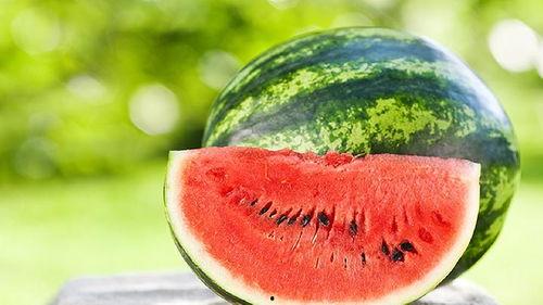 吃瓜是吃西瓜吗,揭秘“吃瓜”一词的真正含义