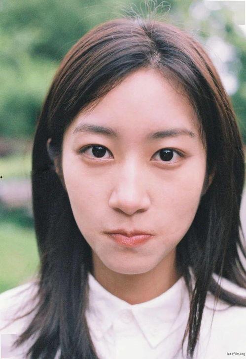 油画吃瓜女孩,吃瓜女孩的悠闲时光