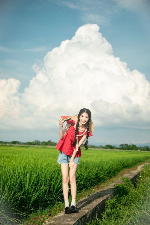 夏天吃瓜少女拍照,甜蜜瞬间定格记