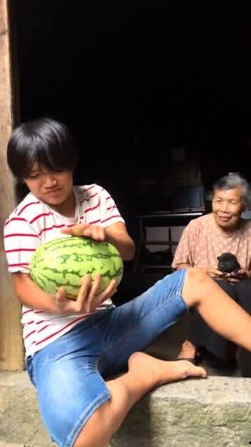 农村扛把子吃瓜,揭秘乡村生活新风尚